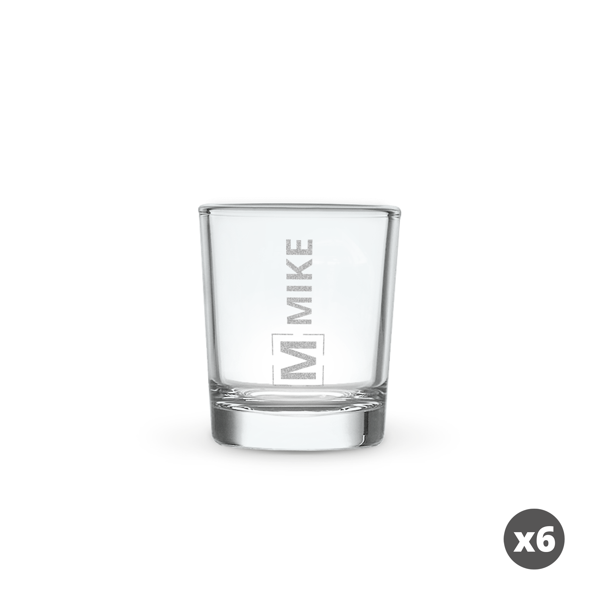 Dunkelblaues personalisiertes Schnapsglas mit Gravur des Namens Mike und einem M in einem Quadrat.