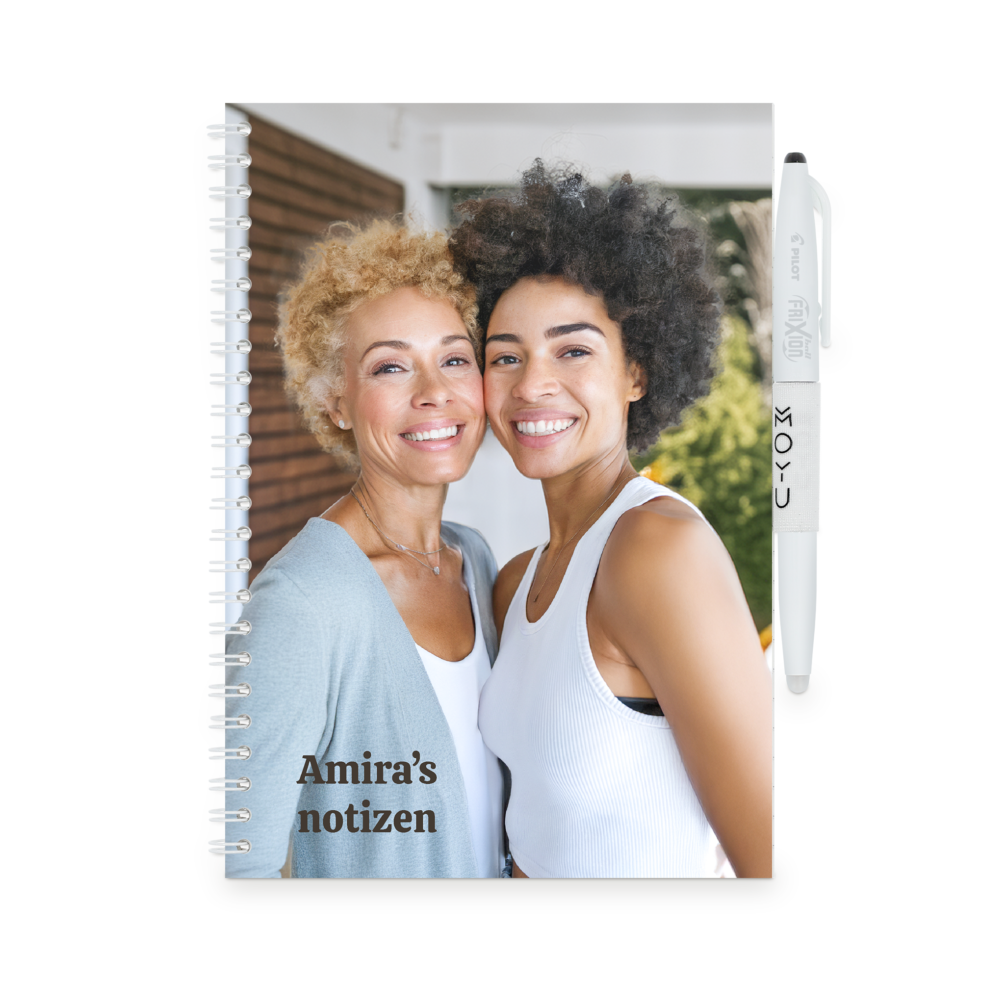 Personalisiertes löschbares MOYU Notizbuch mit einem Foto von zwei lächelnden Frauen und dem gedruckten Text "Amira's notizen".