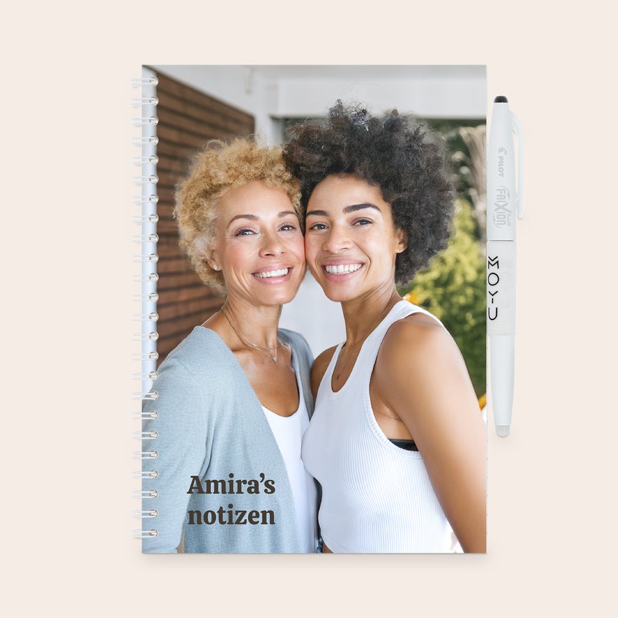 Personalisiertes löschbares MOYU-Notizbuch Personalisiertes löschbares MOYU Notizbuch mit einem Foto von zwei lächelnden Frauen und dem gedruckten Text "Amira's notizen".