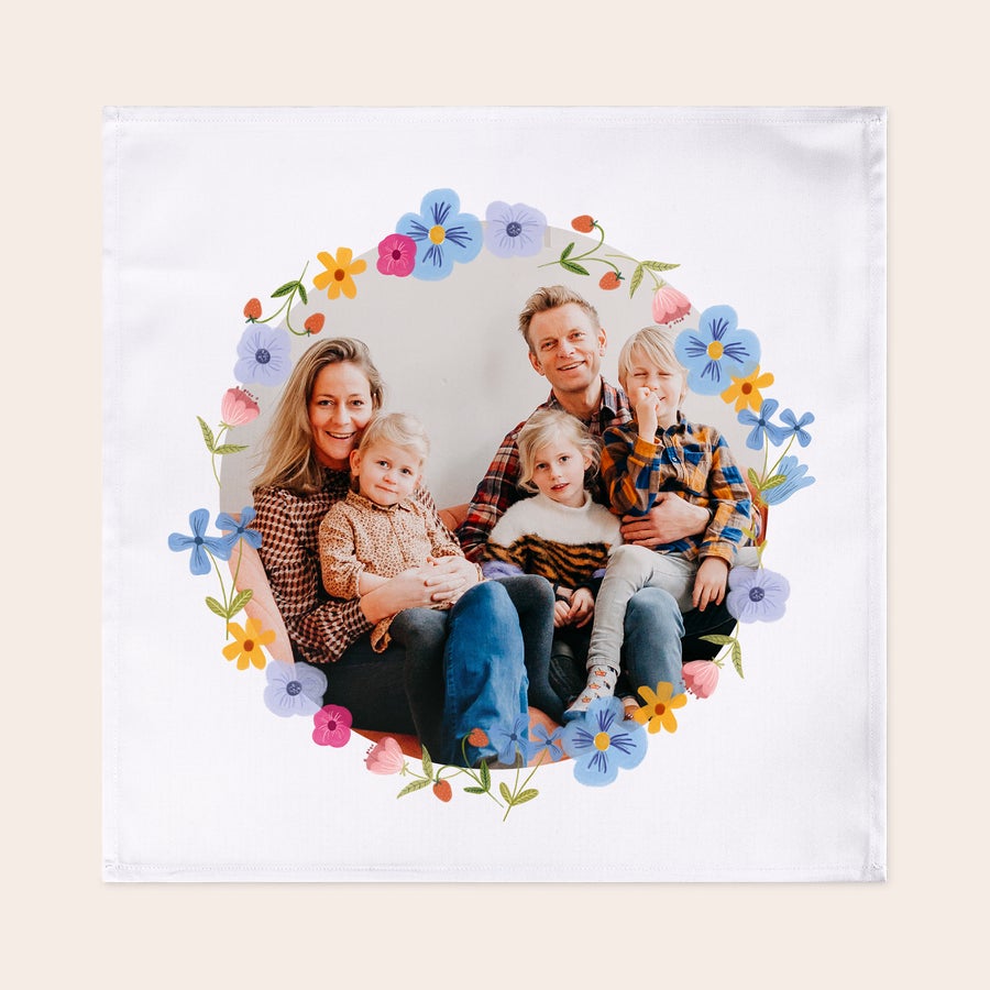 Personlige servietter Serviett med bilde av en familie trykket med blomsterramme, det blir moro å dekke bordet med disse unike serviettene med trykk