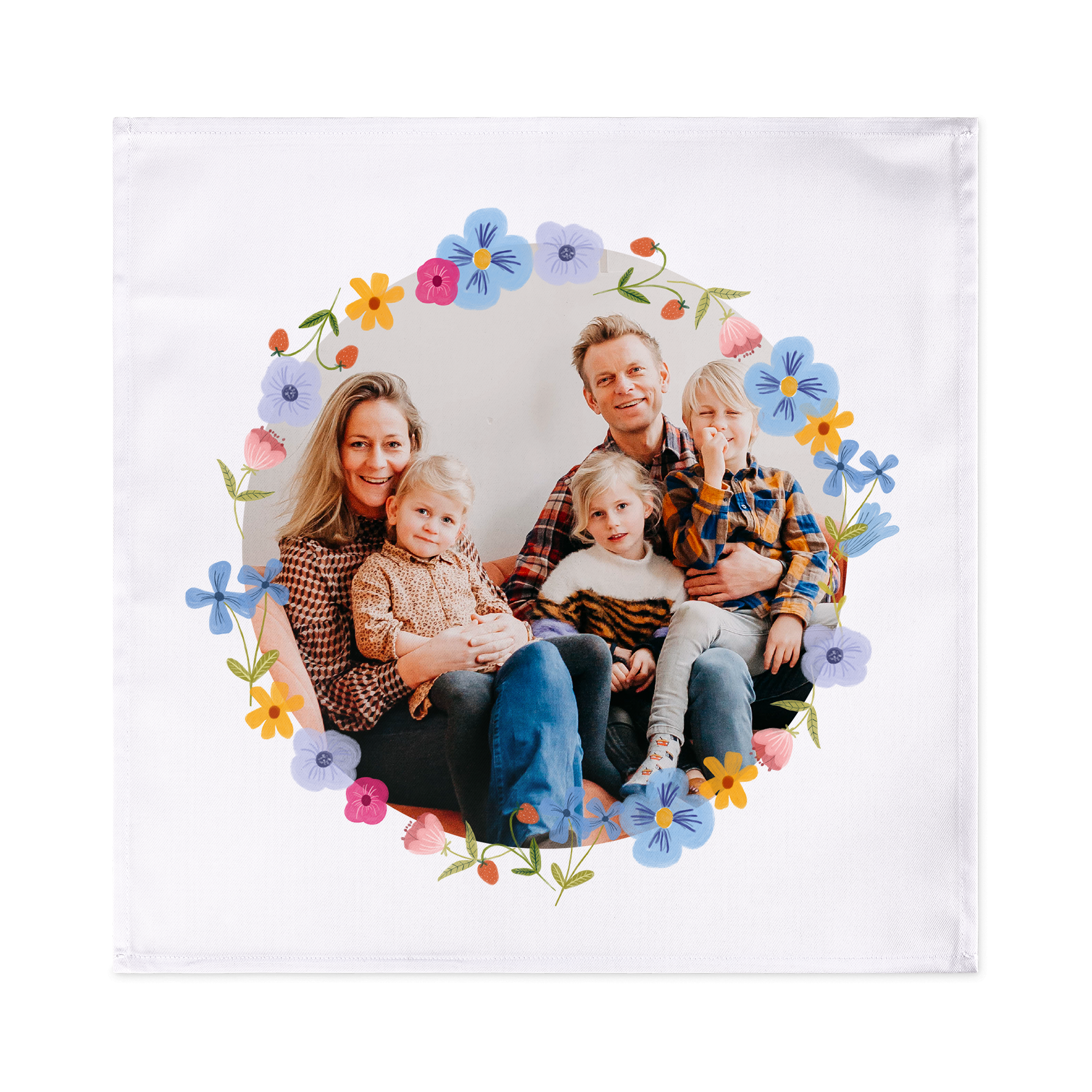 Personalisierte Servietten mit aufgedrucktem Familienfoto und Blumenkranz verschönern jede Festtafel.