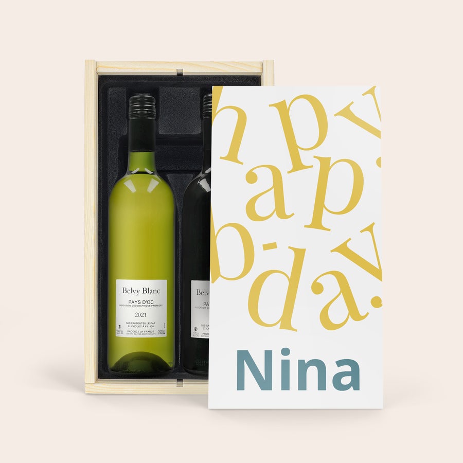 Set cadou vin - Belvy - Roșu, alb și roz Set cadou de vin alb și roșu Belvy personalizat în cutie de lemn, cu textul Happy Birthday Nina imprimat.