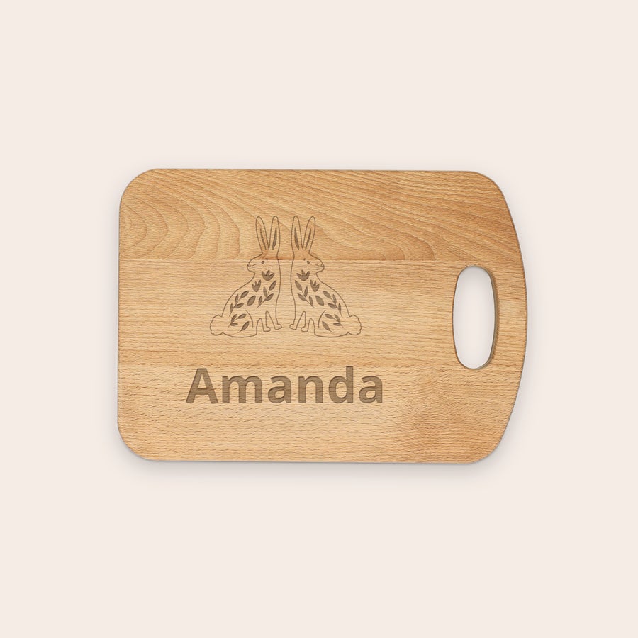 Personligt træ skærebræt Et indgraveret skærebræt af træ med navnet Amanda og kaniner.