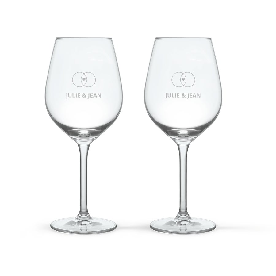 Caisse à vin Deux verres à vin gravés avec le texte Julie & Jean et un cœur entrelacé, idéal pour un coffret à vin.