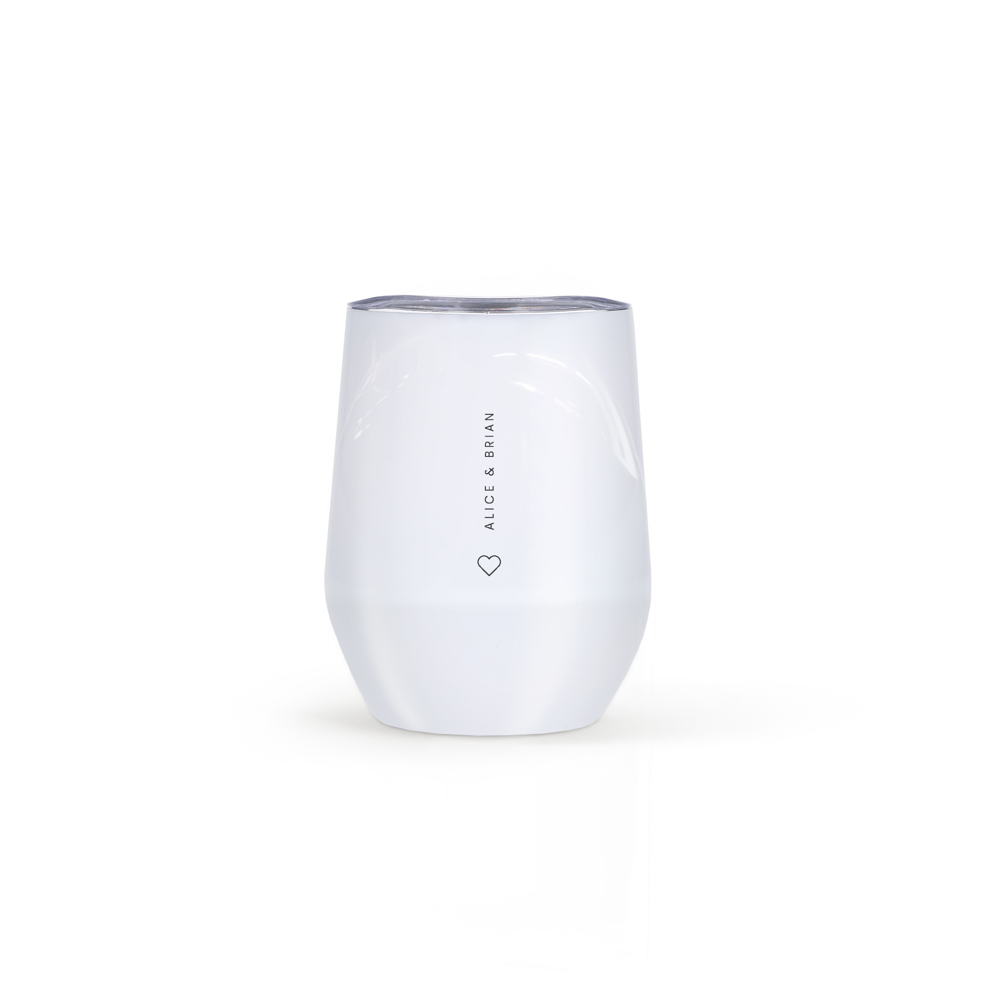 Tazza da viaggio personalizzata bianca con coperchio e testo Alice & Brian con cuore stampato