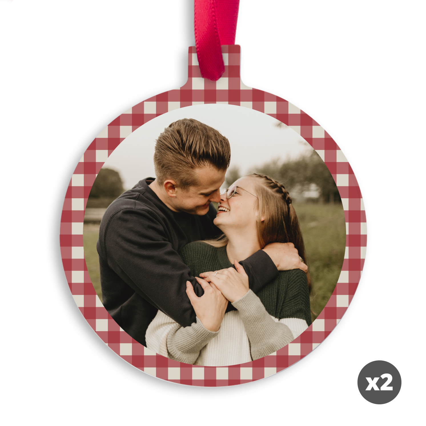 Adornos navideños de aluminio personalizados con foto de una pareja y borde de cuadros rojos.