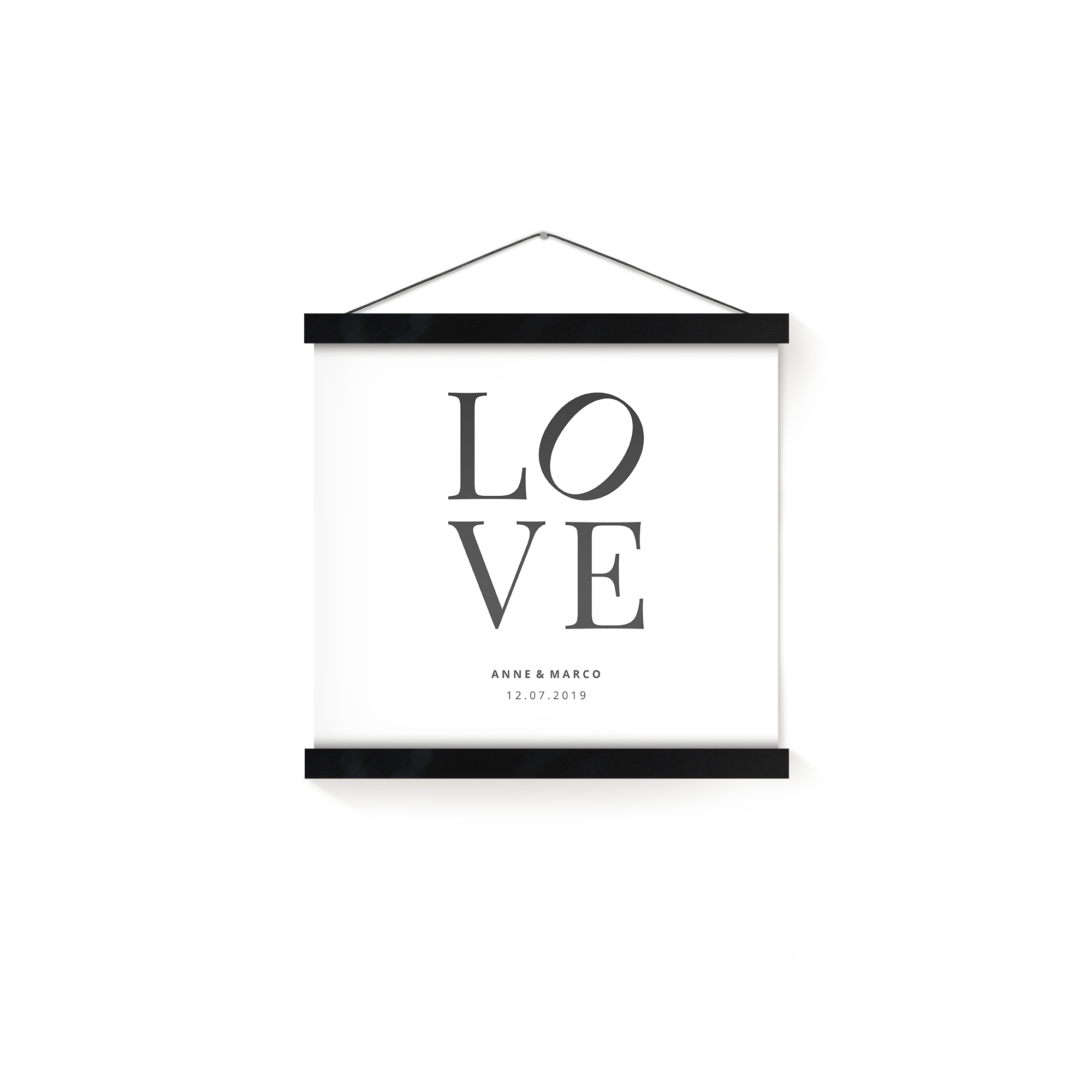 Fotoposter mit Magnetleiste bedruckt mit dem Text LOVE und Namen Anne & Marco und Datum 12.07.2019 zum Verewigen deiner schönsten Momenten