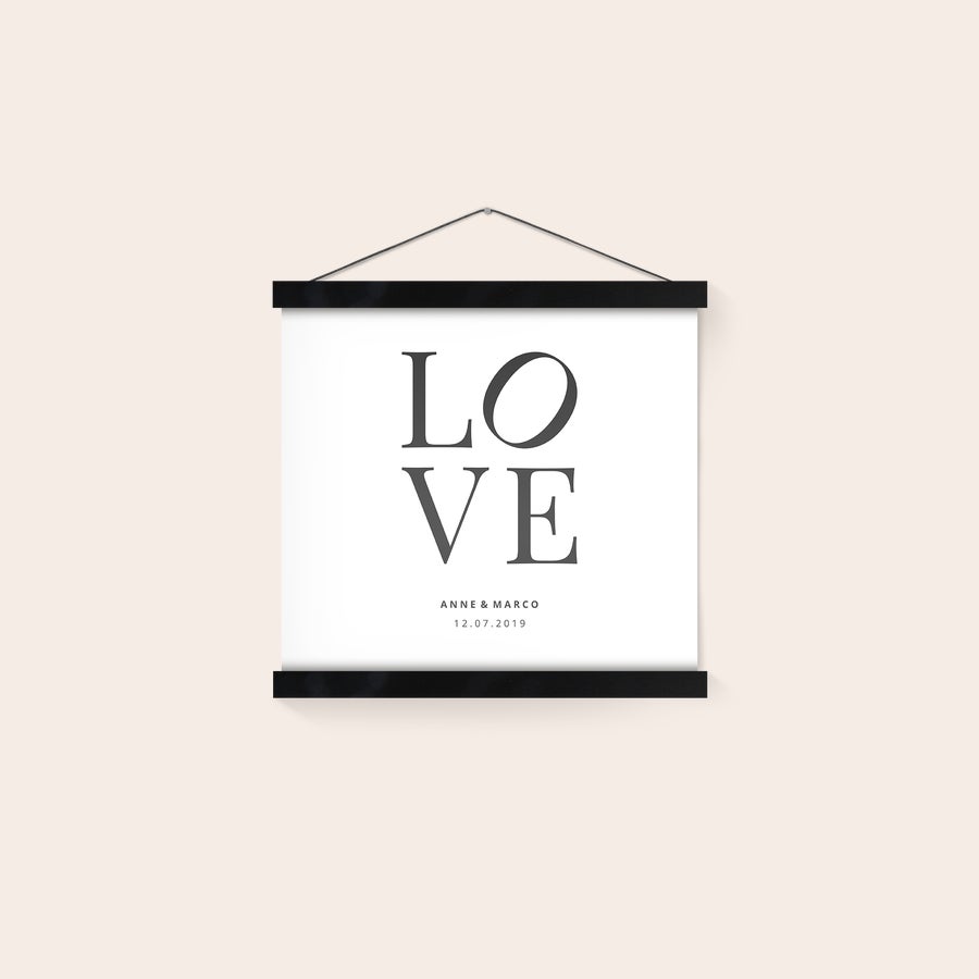 Fotoposter mit magnetischer Posterleiste Fotoposter mit Magnetleiste bedruckt mit dem Text LOVE und Namen Anne & Marco und Datum 12.07.2019 zum Verewigen deiner schönsten Momenten