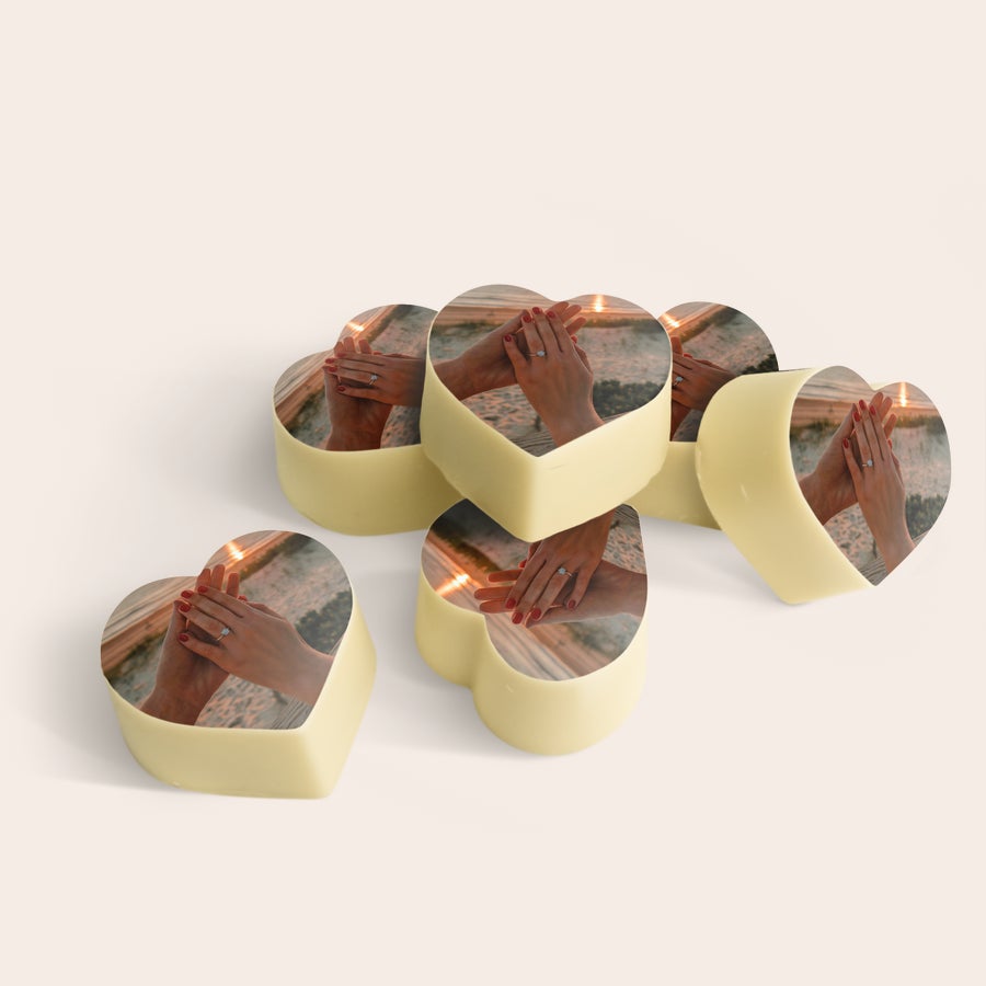 Chokolade hjerter med billede Hjerteformede personaliserede chokoladepraliner med et trykt foto af hænder, der holder hinanden