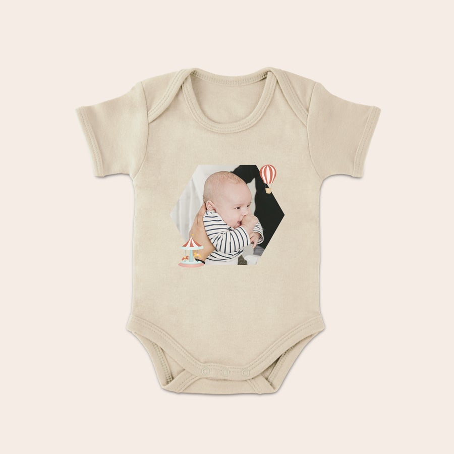 Personalizowane śpioszki niemowlęce Beżowe personalizowane śpioszki z nadrukowanym zdjęciem niemowlaka w karuzeli i balonem