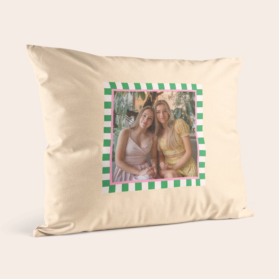 Kussens bedrukken Gepersonaliseerde kussenhoes met foto van twee glimlachende vriendinnen, gedrukt op een lichte hoes.