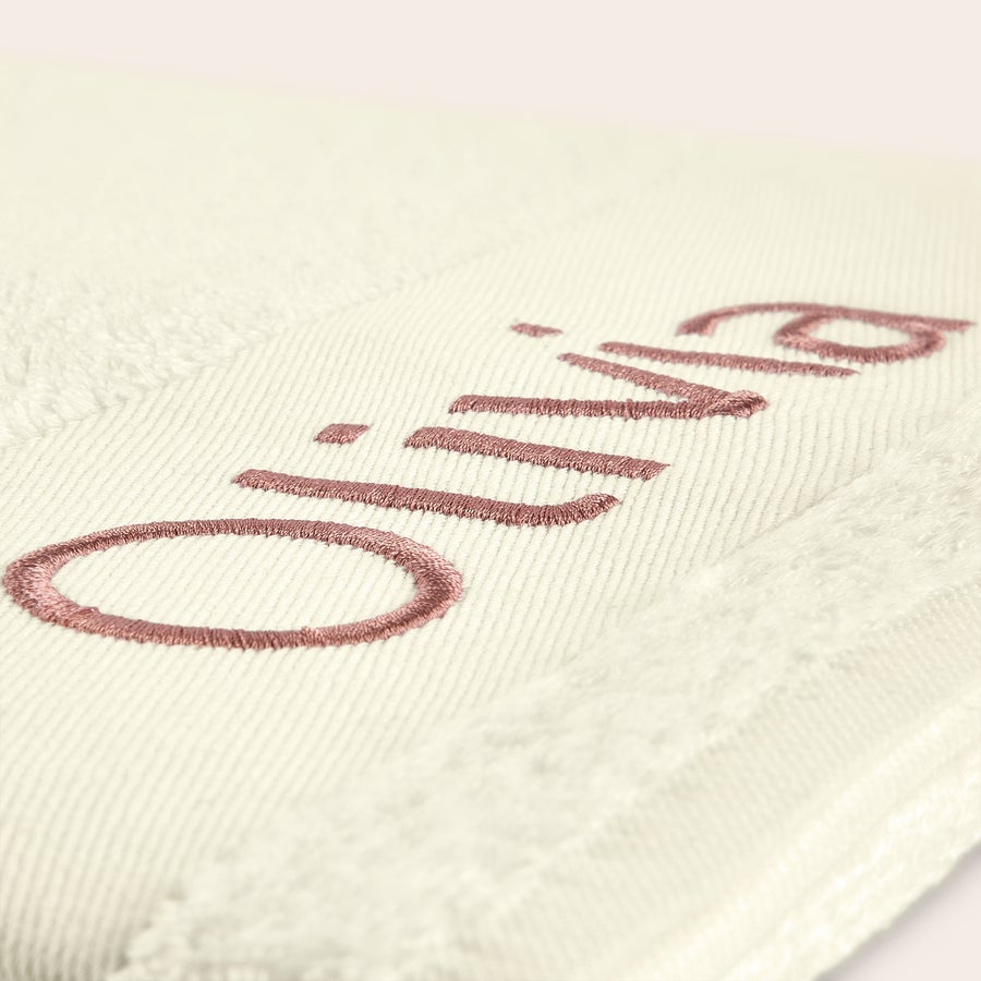 Toalha de banho com texto Toalha de praia bege super macia com o nome "Olivia" bordado em rosa, personalizada com nome