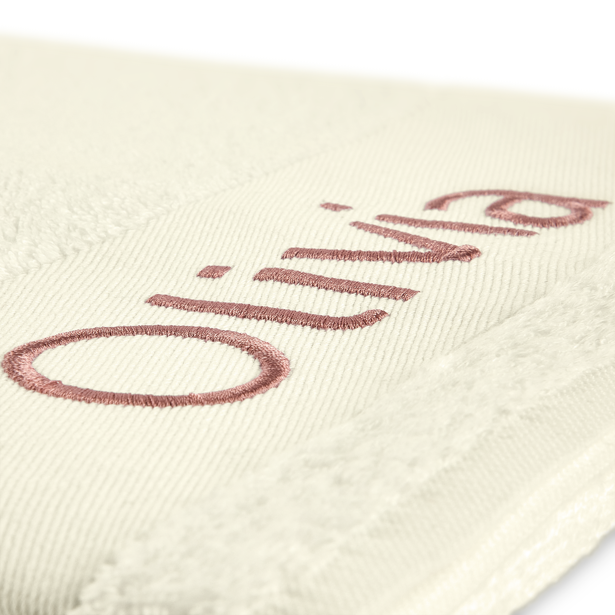 Toalla de playa súper suave beige bordada con el nombre "Olivia" en hilo rosa.