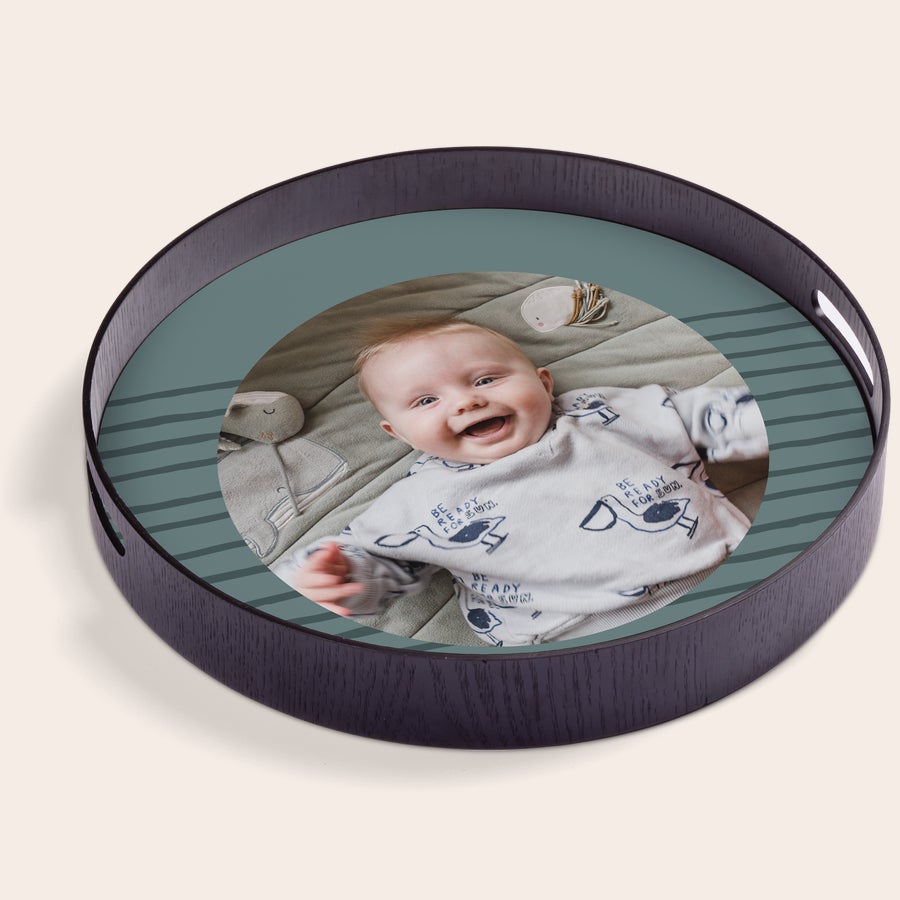 Rundes Holztablett mit Foto Rundes Tablett mit einem Foto eines lachenden Babys, das auf einer Decke liegt. Mit deinem eigenen Design servierst du das beste Frühstück.