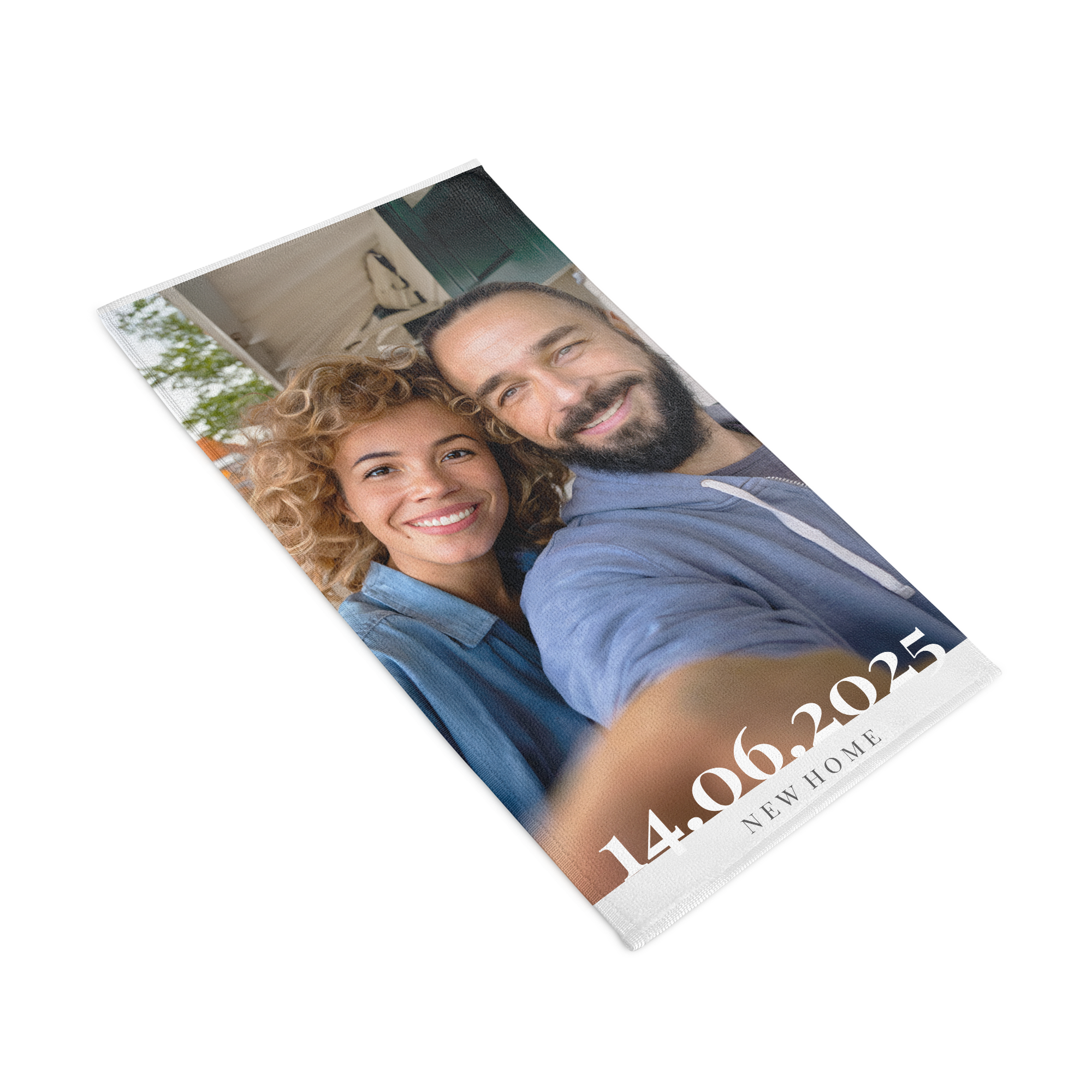 Ręcznik z nadrukowanym zdjęciem pary i datą 14.06.2025 oraz tekstem NEW HOME, personalizowany dowolnym zdjęciem i tekstem