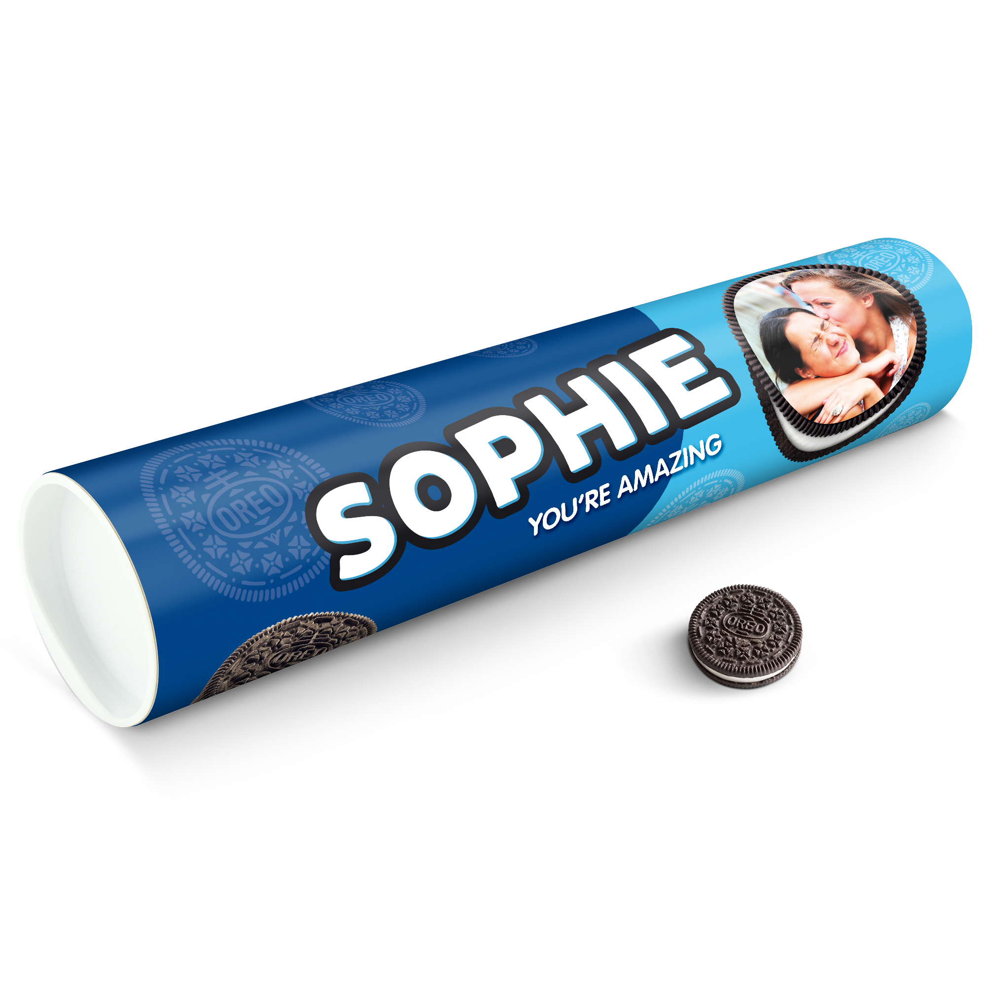 Személyre szabott Oreo Mega Ajándékcső fényképpel, "Sophie" névvel és "You're Amazing" felirattal, mellette egy Oreo süti.