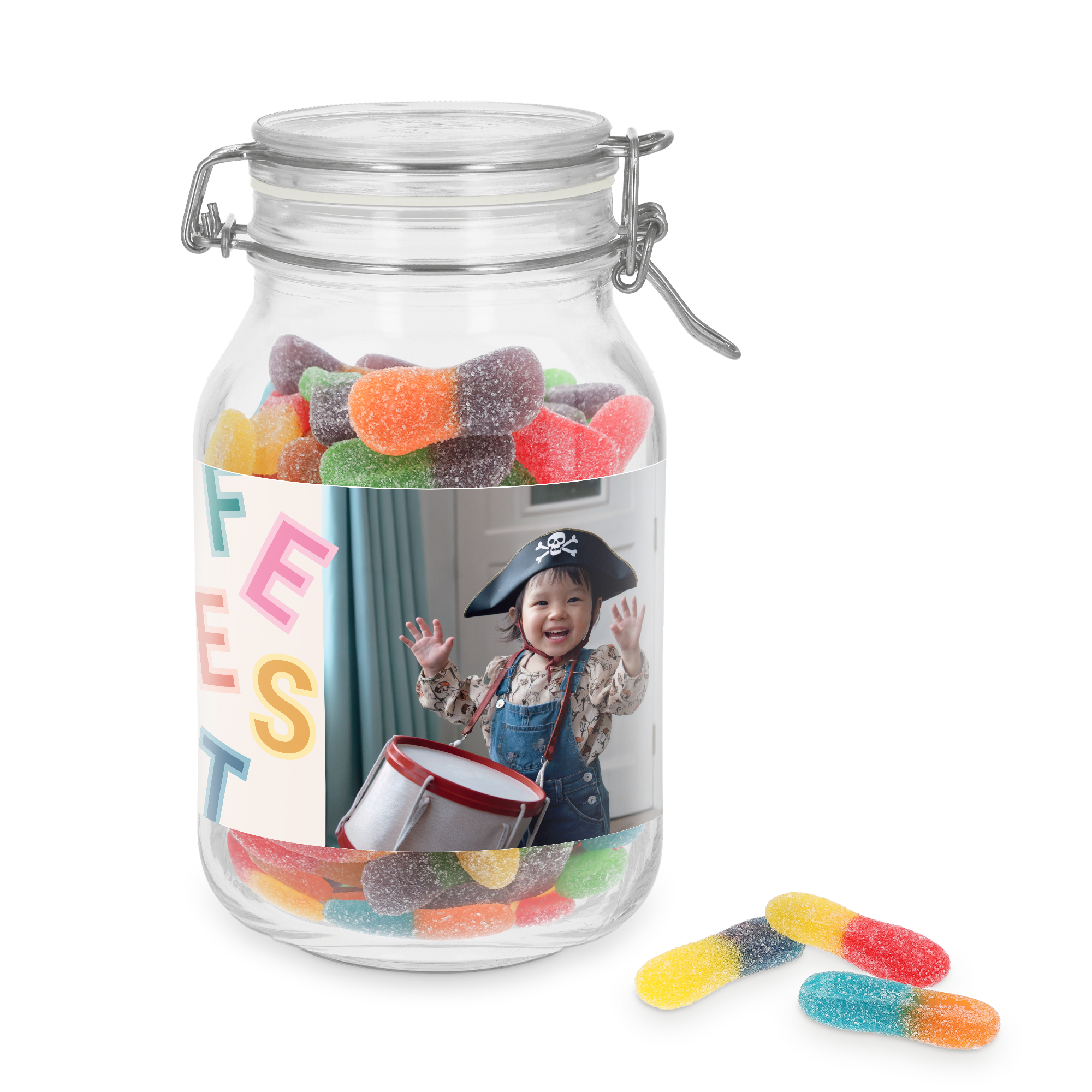 Gepersonaliseerde zoetpot gevuld met zure sticks, bedrukt met een foto van een lachend kind in piratenpak en de tekst FEST