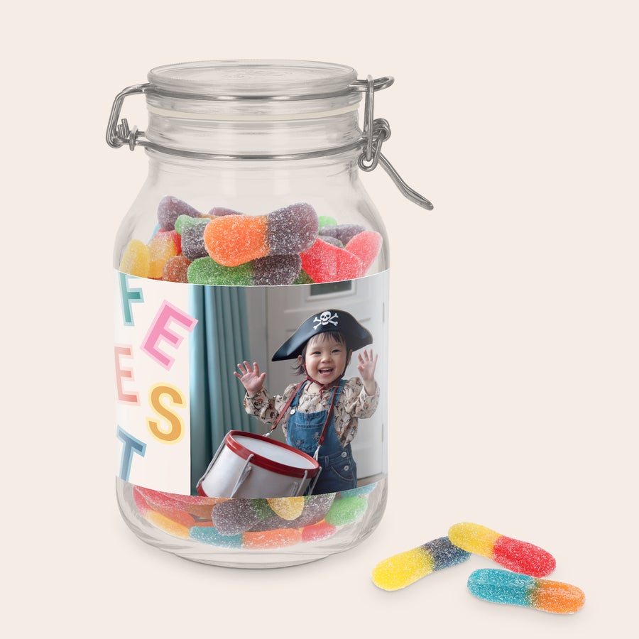 Snoeppot bedrukken Gepersonaliseerde zoetpot gevuld met zure sticks, bedrukt met een foto van een lachend kind in piratenpak en de tekst FEST