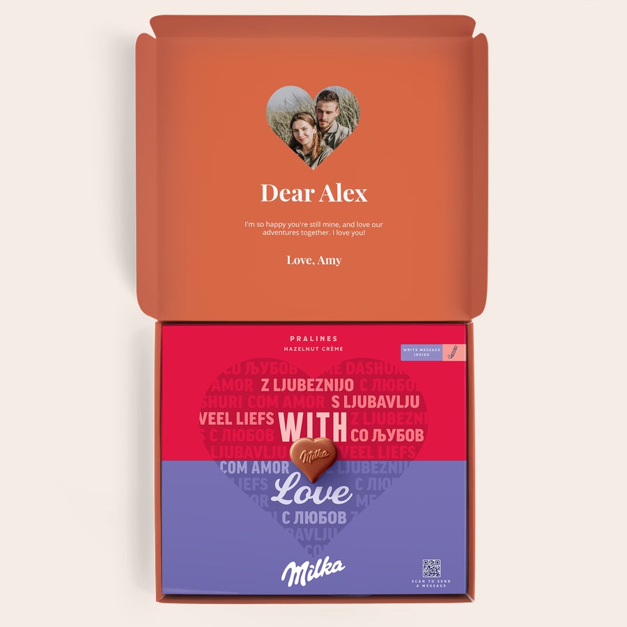 Personalizovaná Milka - Láska Otvorená darčeková krabička Milka s potlačou mena Alex, osobnej správy a personalizovanou fotografiou páru v tvare srdca.
