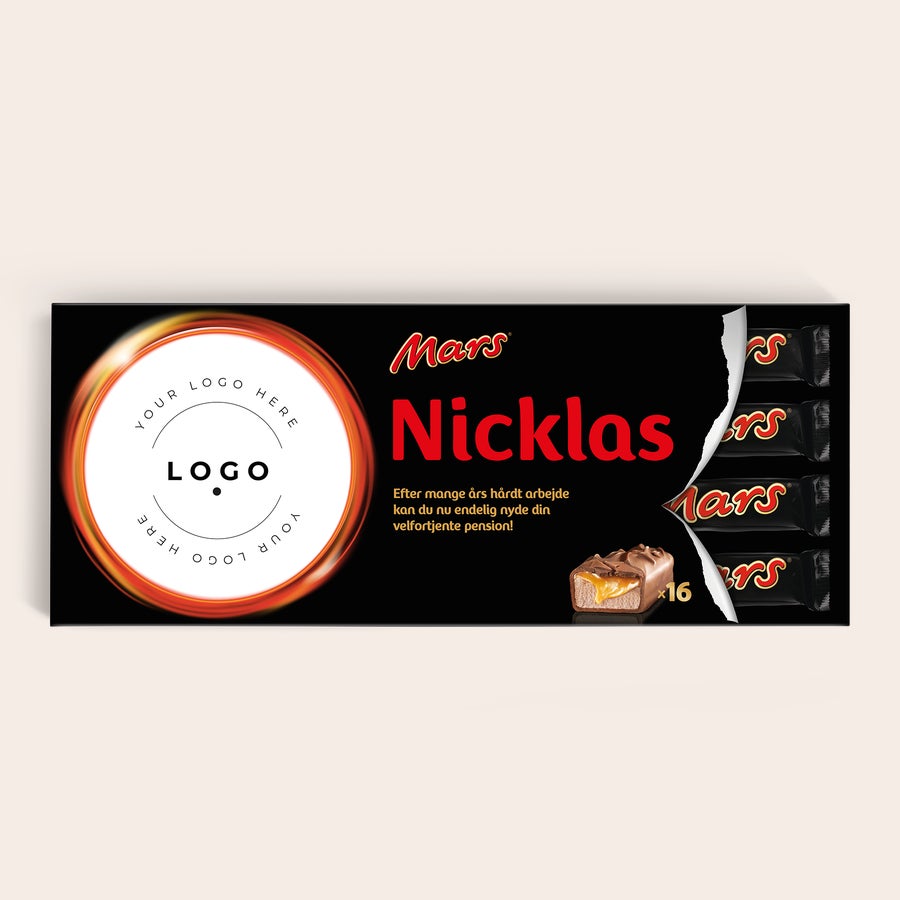 Mega Mars Chokolade med navn og billede Personlig Mega Mars Chokolade med navnet Nicklas og teksten "Efter mange års hårdt arbejde kan du nu endelig nyde din velfortjente pension!" samt plads til eget logo, trykt på emballagen.