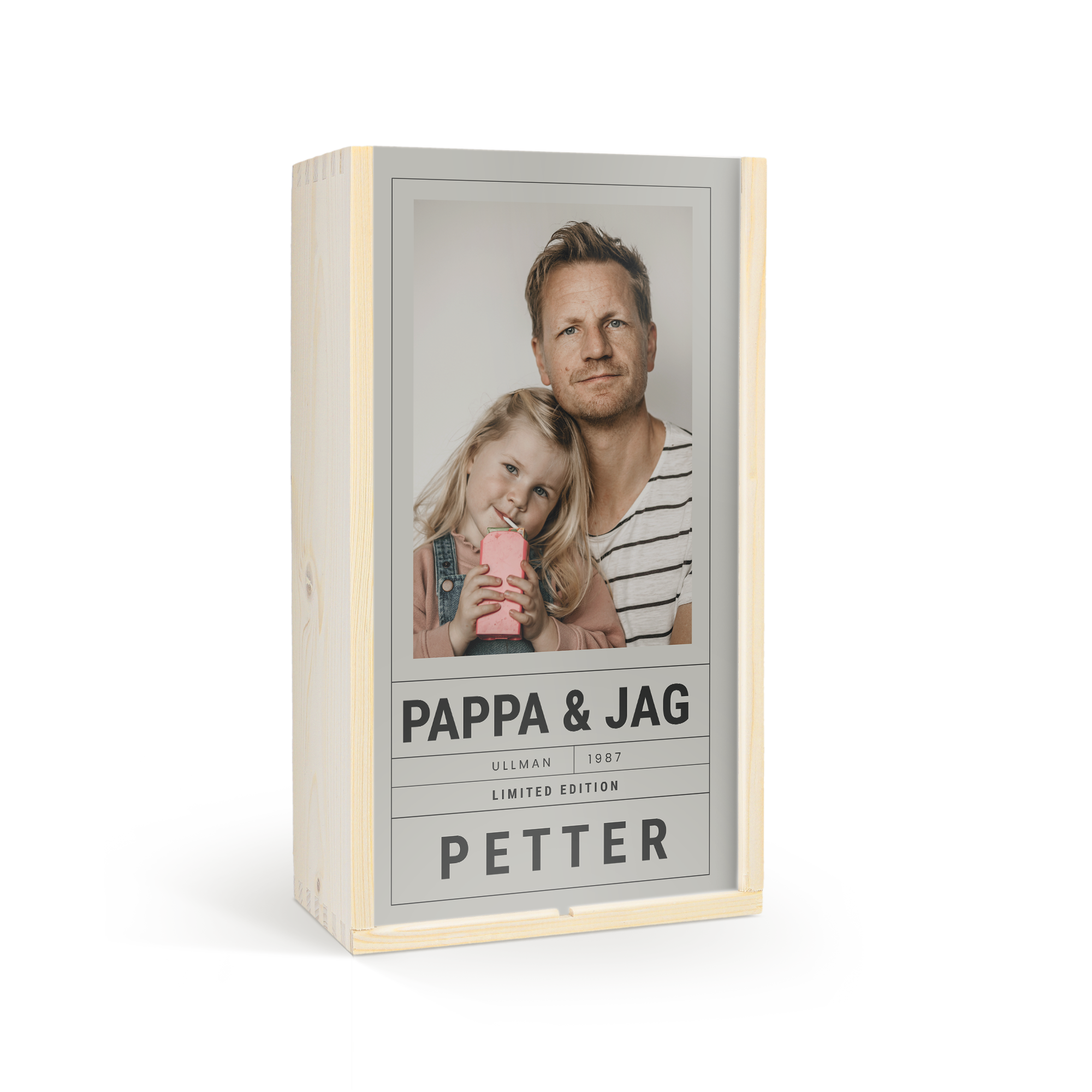 Trälåda med tryck föreställande en pappa och dotter, texten Pappa & Jag, årtal och namnet Petter.