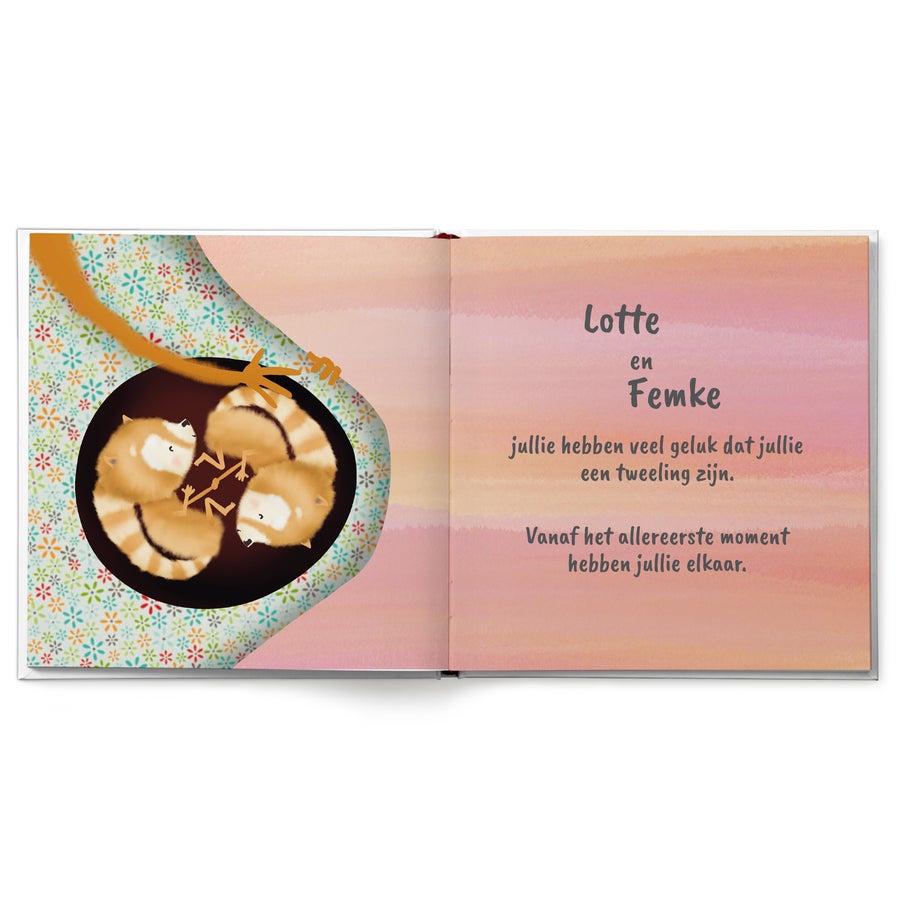 Babyboek "Tweelingen of Drielingen" personaliseren Gepersonaliseerd tweelingen voorleesboek met Lotte en Femke als eekhoorns, perfect om de geboorte van een tweeling te vieren.