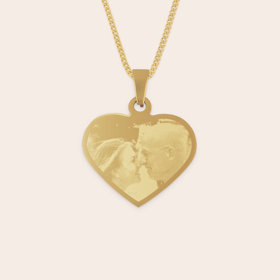 Halsband med graverat hjärta Guldpläterad hjärtformad berlock med ett ingraverat foto av ett par, att ge bort en vacker personlig present.