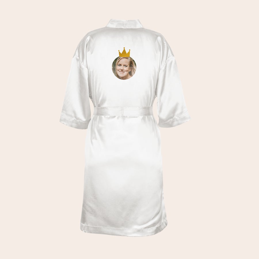 Quimono personalizado Quimono branco de cetim com foto impressa e coroa dourada, ideal para surpreender quem você ama