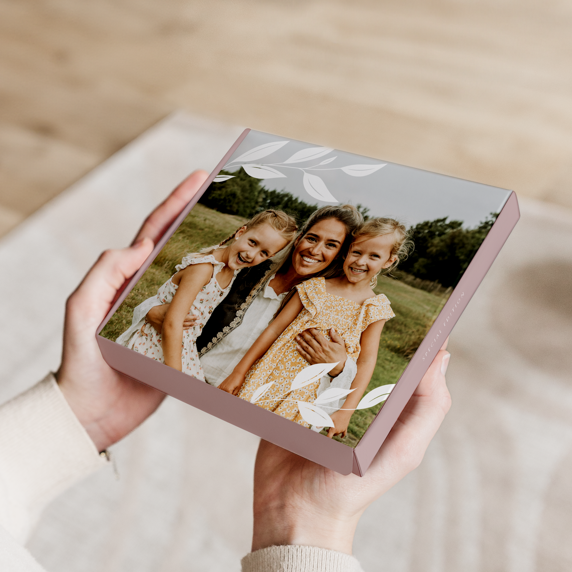 Cutie cadou personalizată Milka La mulți ani cu o fotografie imprimată a unei mame și a doi copii.