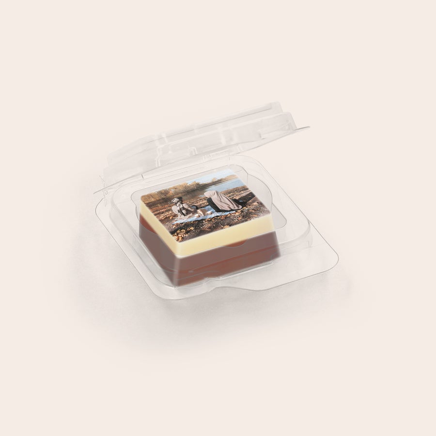 Chocolade traktatie met foto Melk en witte chocolade blokje, bedrukt met een foto van een stel op een kleed in het bos, individueel verpakt.