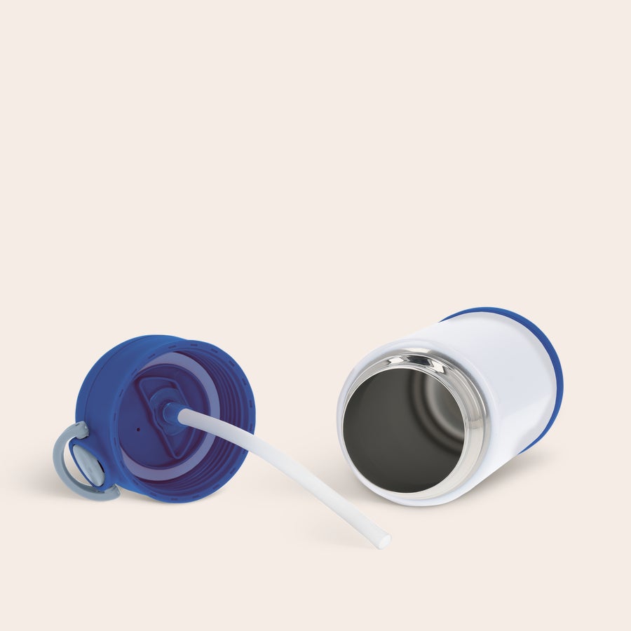 Gobelet bébé personnalisé Gourde en acier inoxydable blanche pour enfants, avec paille, capuchon bleu et poignée gris clair, ouverte sur fond blanc pour personnalisation.