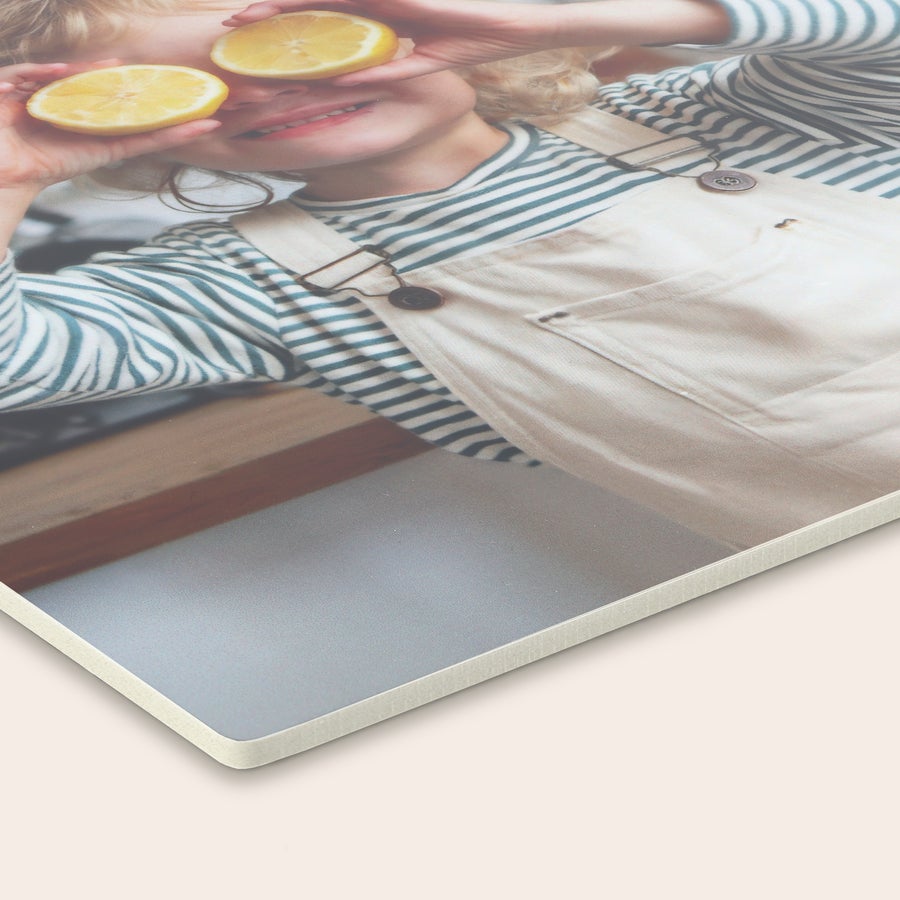 Personalizowane panele ścienne Drewniany panel ścienny z własnym projektem ze zdjęciem uśmiechniętej dziewczynki trzymającej cytryny.