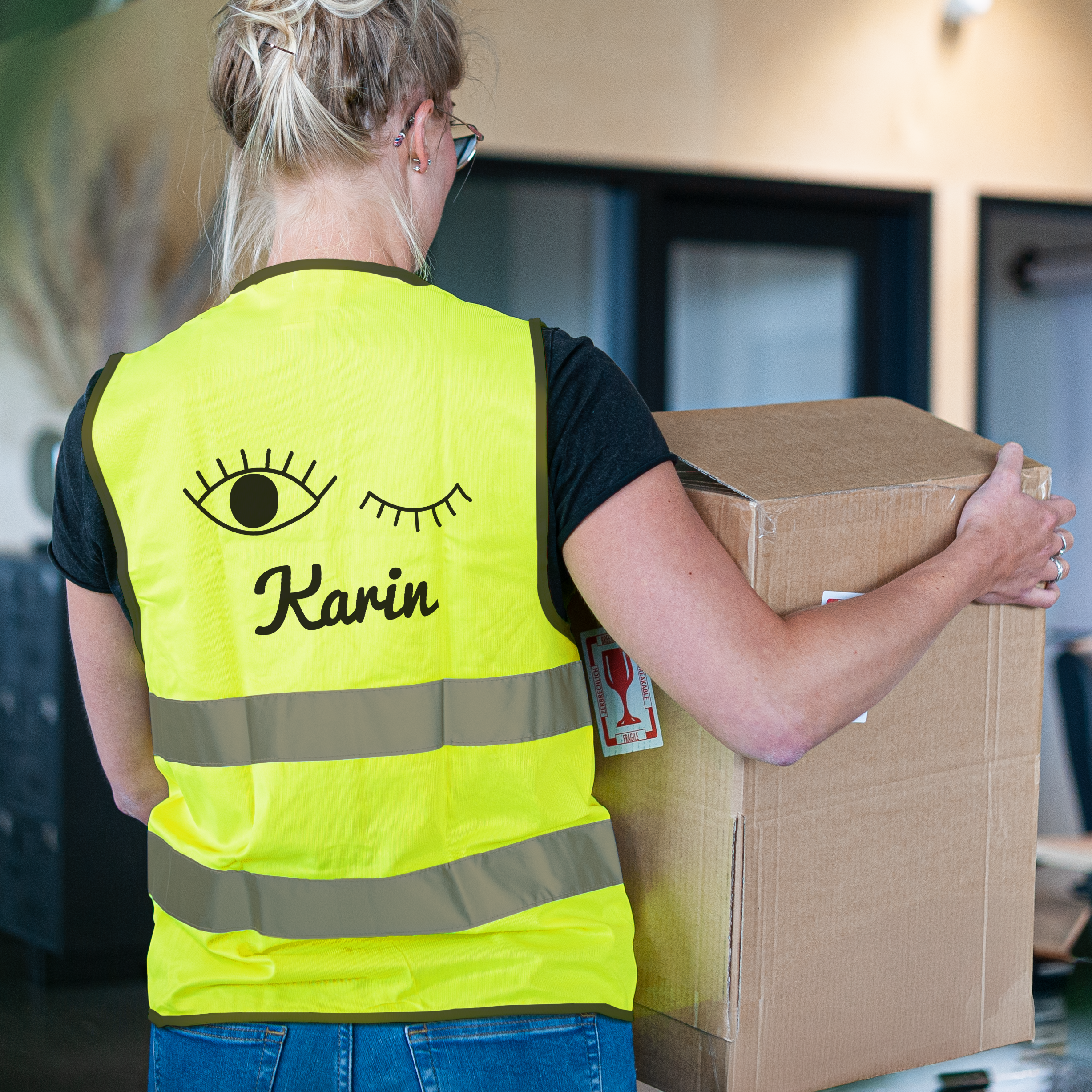 Vestă reflectorizantă galben neon, personalizată cu numele Karin și o grafică ochi imprimată. Ieșiți în evidență cu o vestă personalizată!