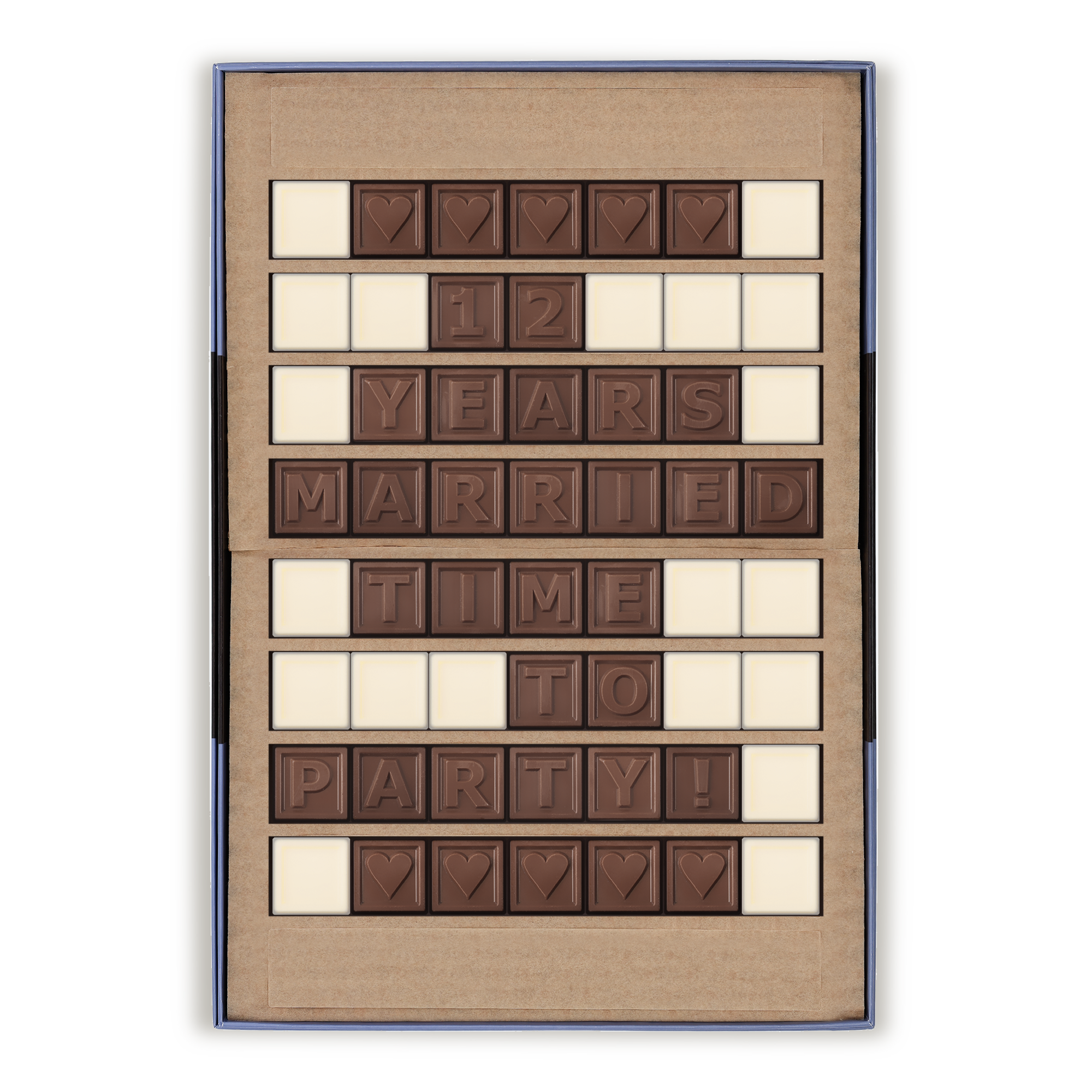 Telegrama de chocolate con leche y blanco formando el mensaje "12 YEARS MARRIED TIME TO PARTY!", y corazones.