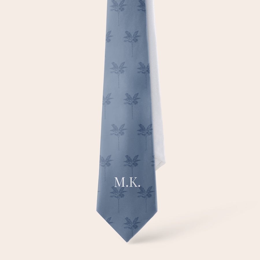 Spersonalizowany krawat - biały Niebieski krawat z nadrukiem palm i inicjałami MK personalizowany do wyróżnienia się