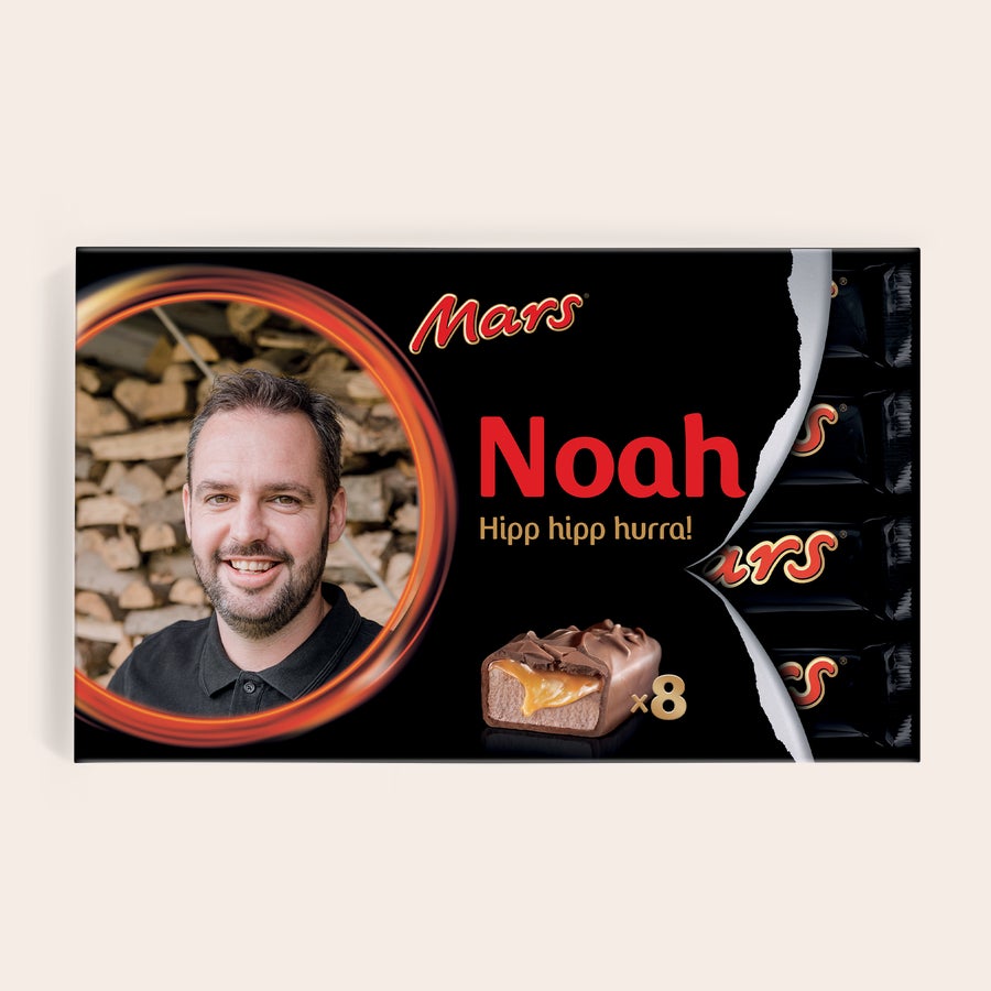 Personlig Mars gaveeske Personlig Mars gaveeske med eget bilde, navn Noah og hilsen Hipp hipp hurra, trykt på esken.