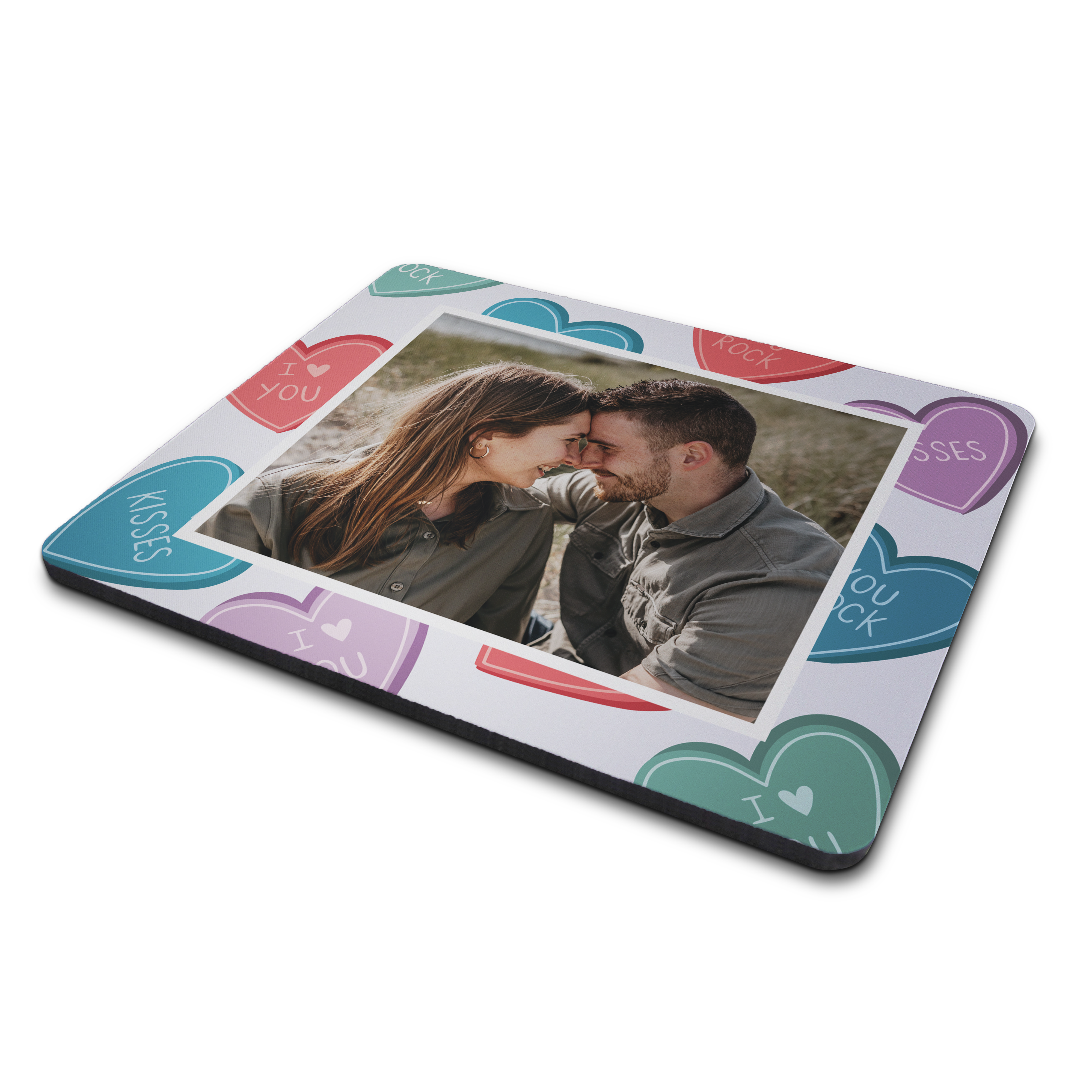 Mousepad mit Foto, bedruckt mit einem persönlichen Bild eines Paares und umrandet von bunten Herzen mit englischen Botschaften wie I Love You.