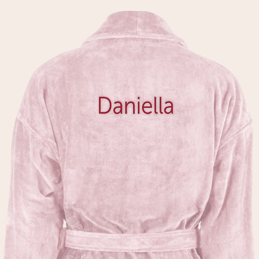 Badrock Dam med namn Mjuk rosa morgonrock med texten Daniella broderad i rött på ryggen, ge en personlig morgonrock broderad med egen text.