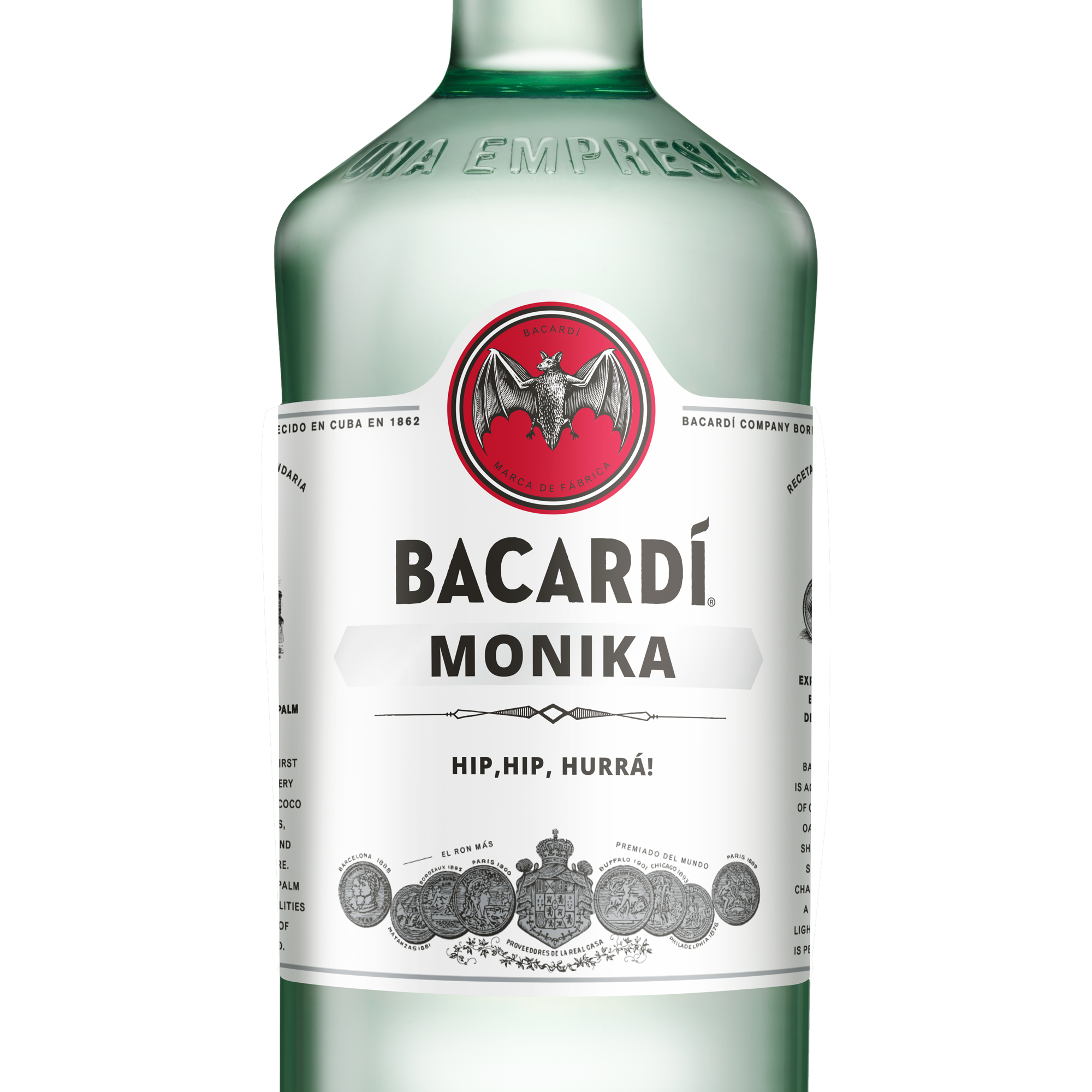 Bacardi Carta Blanca rum személyre szabott címkével, amire Monika és a "Hip, Hip, Hurrá!" szöveg van nyomtatva
