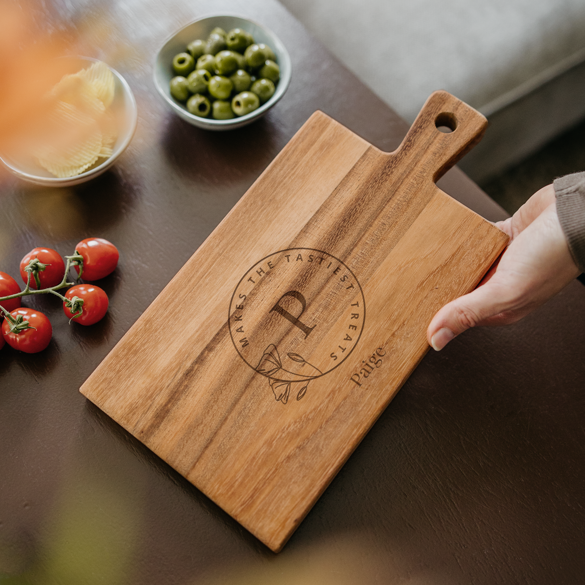 Bandeja de madera personalizada grabada con el nombre "Paige", una "P" y la frase "Makes the tastiest treats".