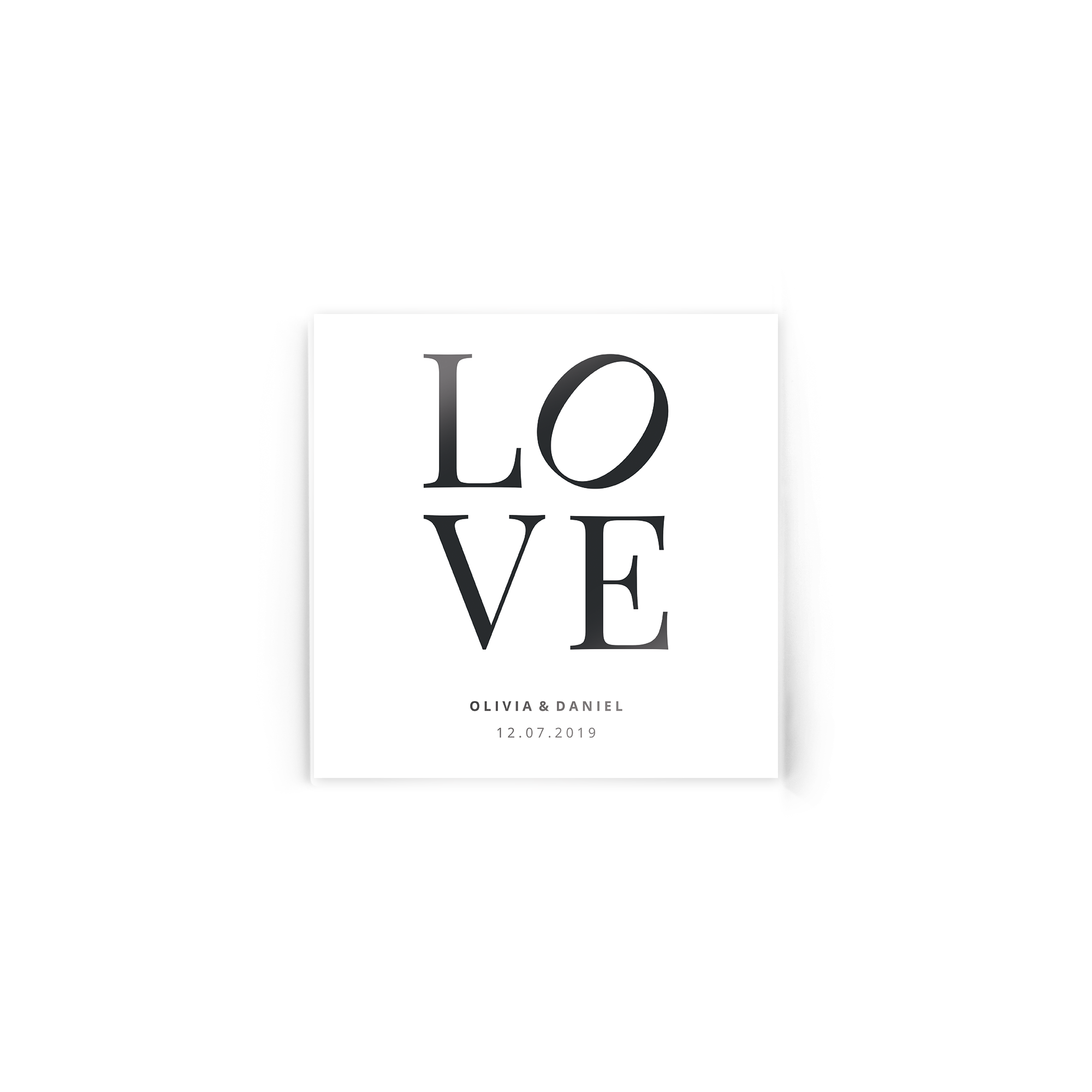 O fotografie acrilică personalizată cu textul LOVE mare, numele Olivia & Daniel și data 12.07.2019, imprimată direct pe placă.