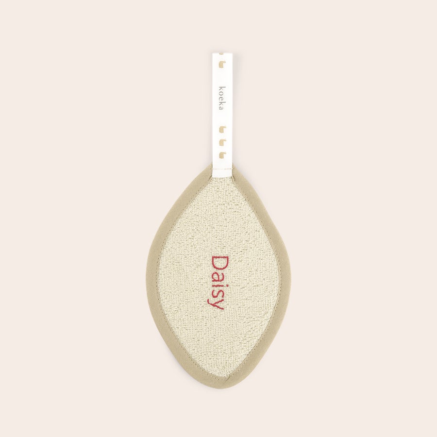 Pânză personalizată pentru manechin - Koeka Cârpă de manechin personalizată Koeka crem, brodată cu numele Daisy, cadou pentru cei dragi.