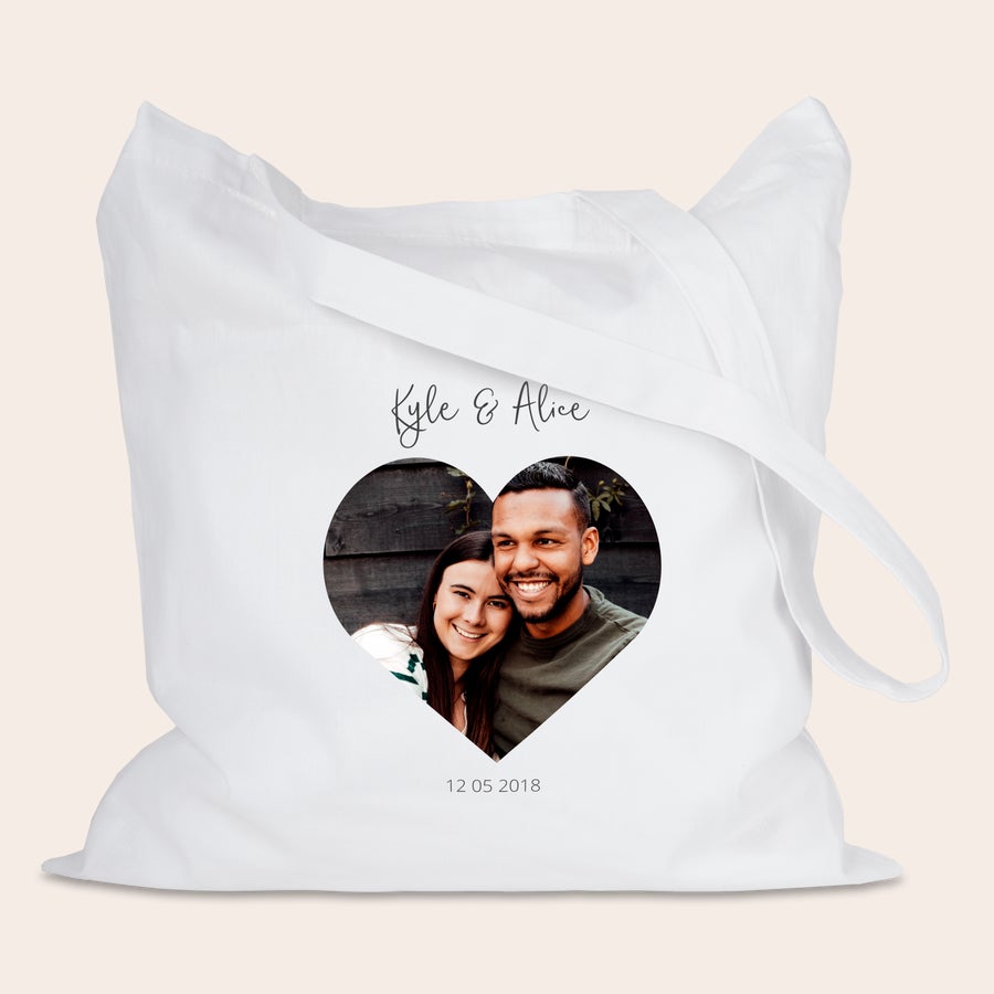Torba iz lanenega blaga Bela personalizirana torbica z natisnjeno fotografijo v obliki srca, imeni Kyle & Alice in datumom 12 05 2018