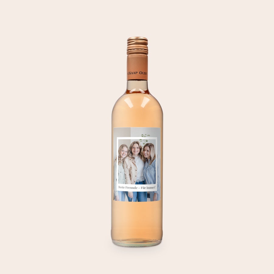 Oude Kaap Rosé personalisieren Weinflasche Oude Kaap Rosé mit eigenem Etikett, bedruckt mit einem Foto von drei Frauen und dem Text Beste Freunde - Für immer!