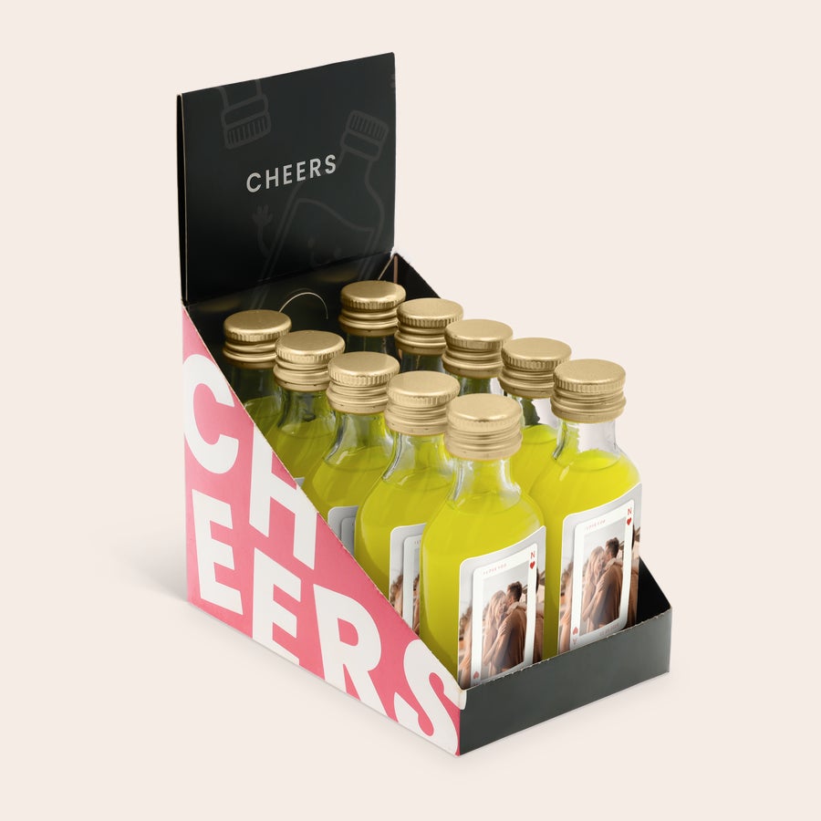 Personliga minialkoholflaskor En samling personliga mini Limoncello-flaskor med fotoetiketter, redo att skapats speciellt för dig.