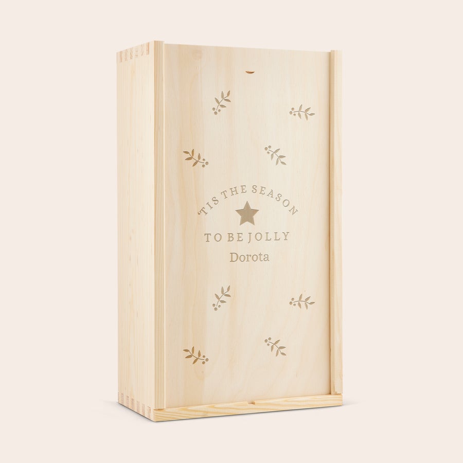 Jack Daniels Gentleman Jack v personalizovanej krabici Drevený box na fľašu Jack Daniels Gentleman Jack gravírovaný s nápisom Tis the Season To Be Jolly a menom Dorota, doplnený vetvičkami.