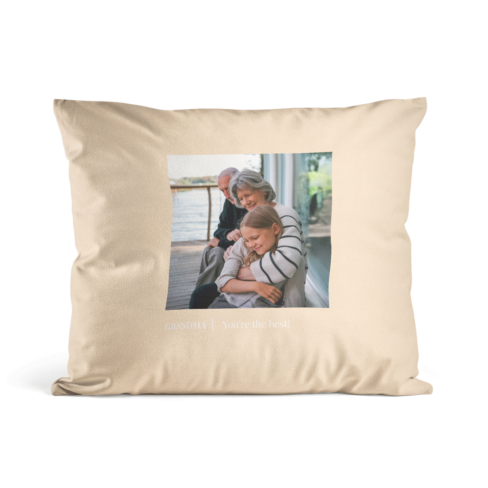 Cuscino beige personalizzato con foto stampata di nonni e nipote e testo “GRANDMA You’re the best!”