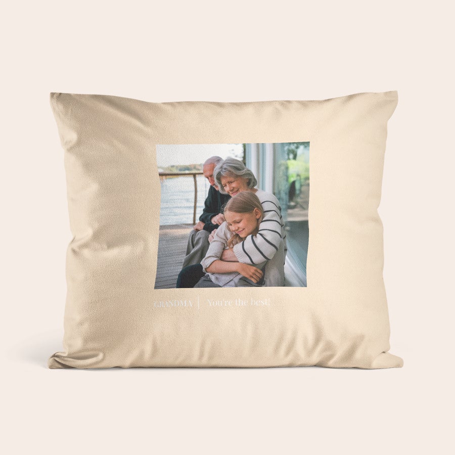 Personalizované potlačené vankúše Béžový personalizovaný vankúš s fotkou starých rodičov a vnučky a textom "GRANDMA You're the best!" vytlačený na mieru pre akýkoľvek priestor.