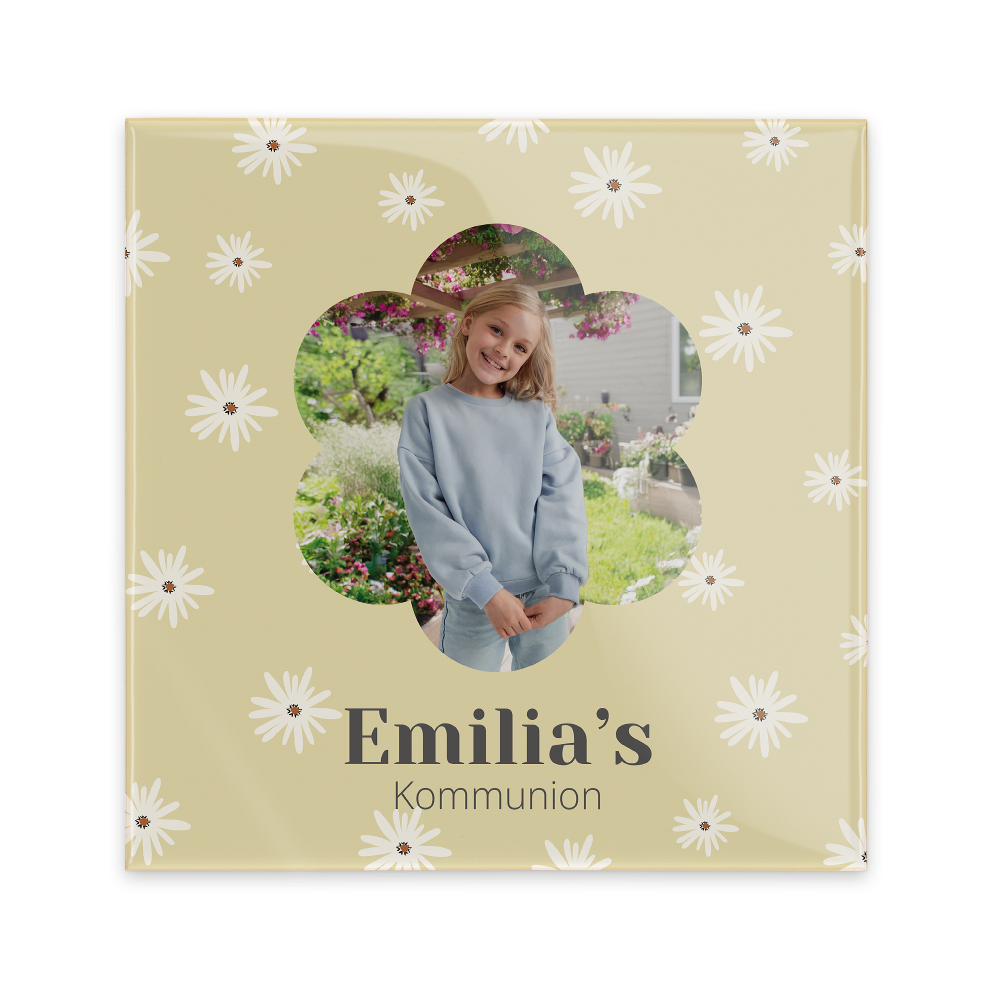 Personalisierte Kachel mit einem Foto eines lächelnden Mädchens, umrahmt von Gänseblümchen, und dem Text "Emilia's Kommunion" bedruckt