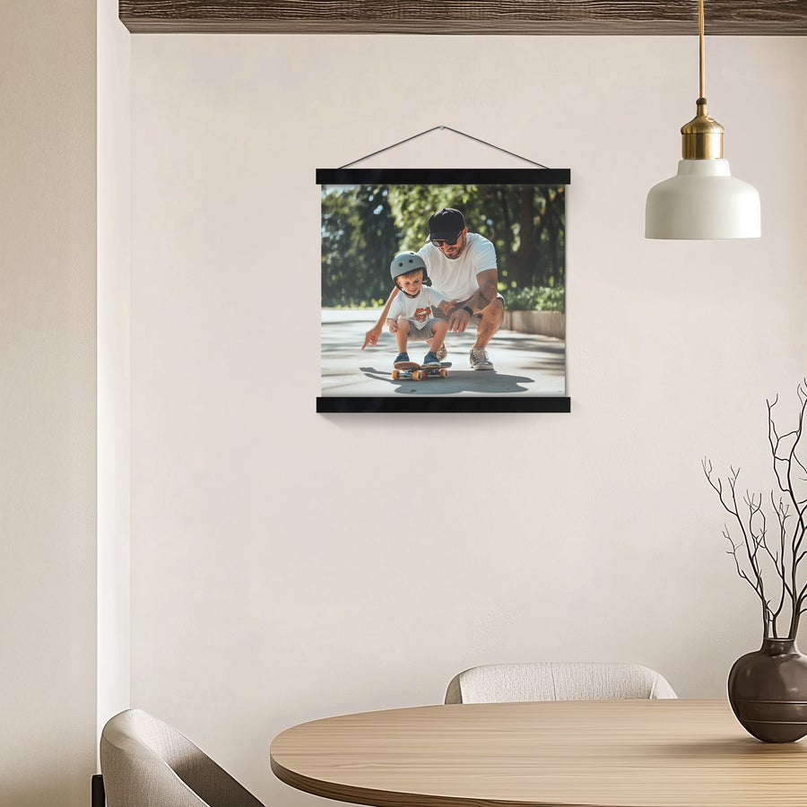 Personlig affisch med trähängare Personlig fotoaffisch med magnetisk hängare i ek, tryckt med ett foto av en pappa och son som åker skateboard